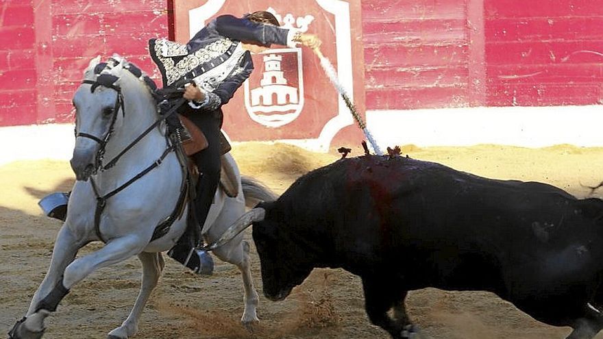 Ana Rita, clavando un par al ‘violín’ al cuarto toro. | FOTO: M. SAGÜÉS