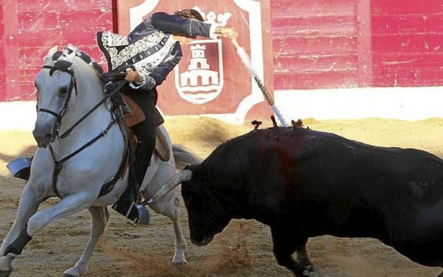 Ana Rita, clavando un par al ‘violín’ al cuarto toro. | FOTO: M. SAGÜÉS