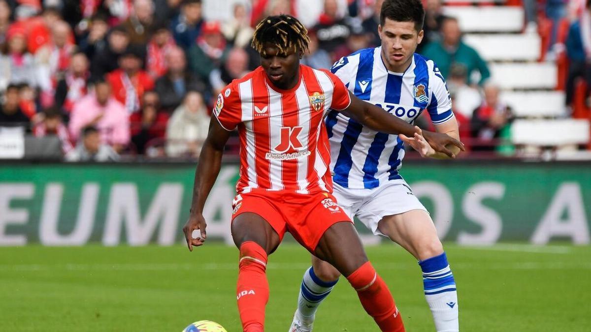 Igor Zubeldia presiona a El Bilal Touré, del Almería.