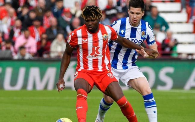 Igor Zubeldia presiona a El Bilal Touré, del Almería.