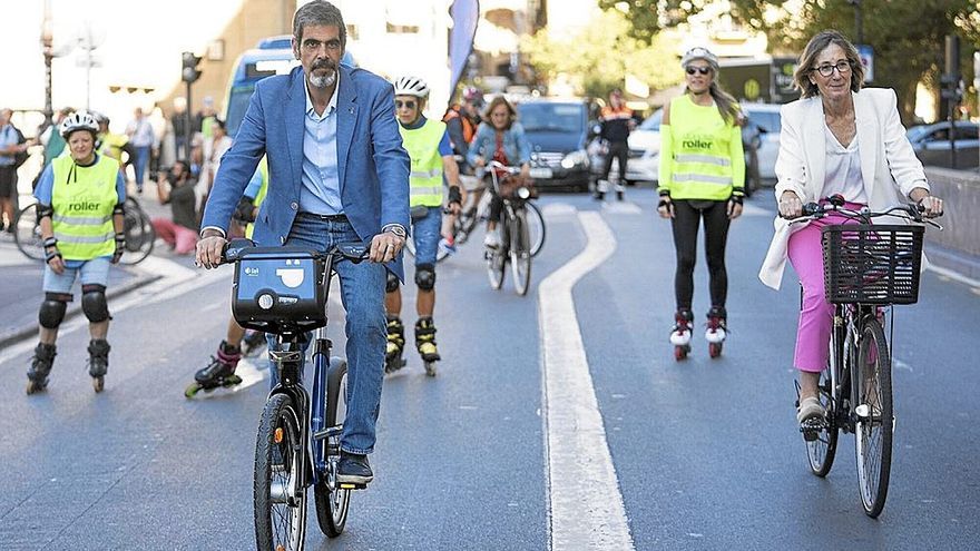 Eneko Goia y Pilar Arana encabezaron la serpiente multicolor por las calles de Donostia.