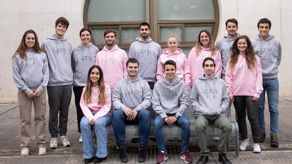 Integrantes del equipo IGEM. De pie, de izda a dcha: Irene Gil Lobo, Mario Santafé Méndez, Susana San Ildefonso García, Sergio Maraña Tolosa, Unai Gurbindo González, Aroa Roncal Pérez, Adriana Martínez Cifu