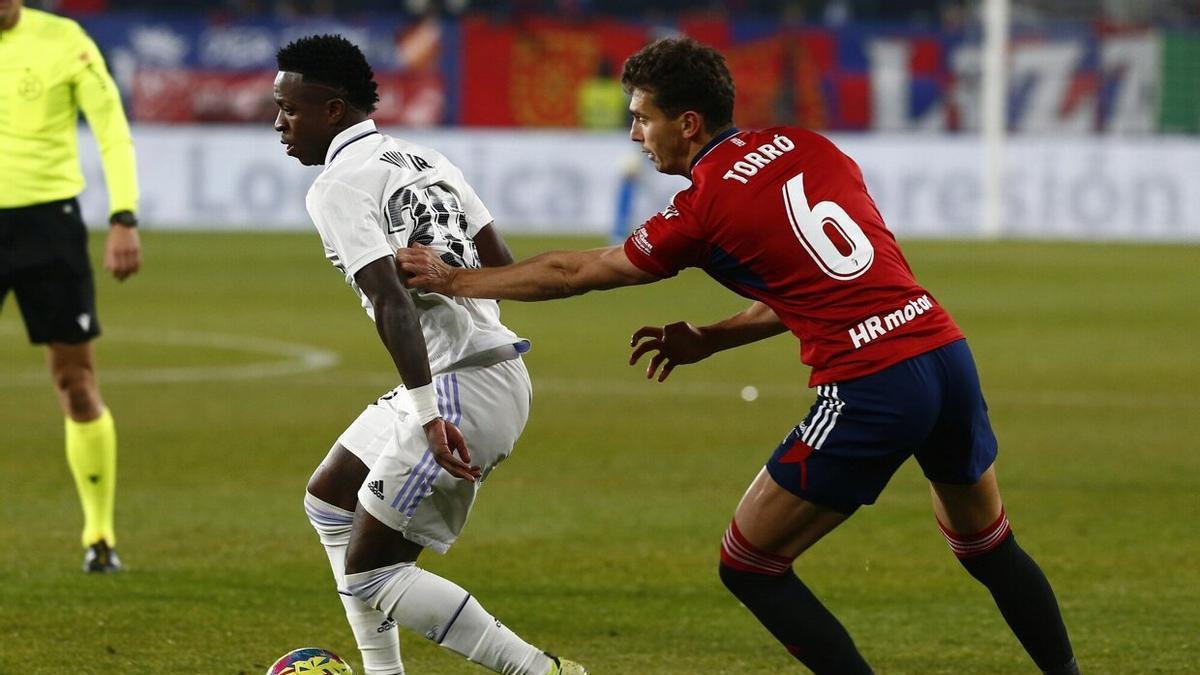 Torró persigue a Vinicius en un lance del partido Osasuna-Real Madrid