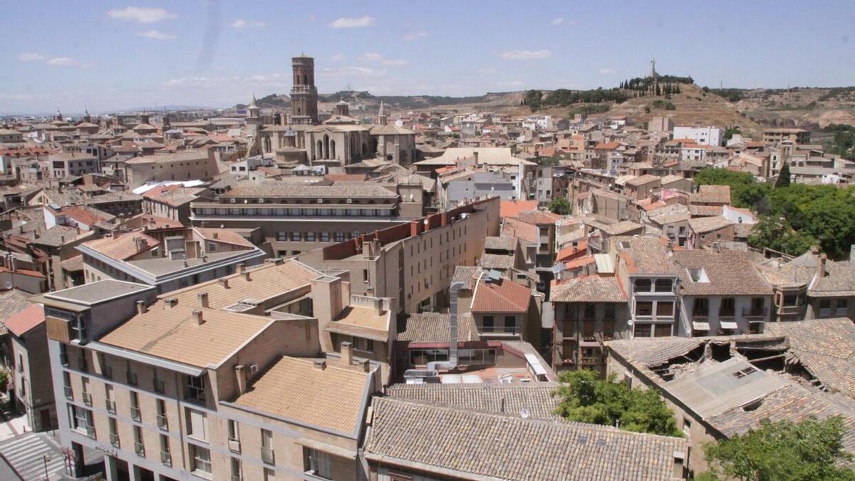 Vista panorámica del Casco Antiguo de Tudela, con la catedral en el centro y el Corazón de Jesús al fondo.