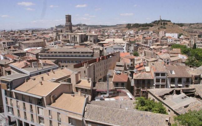 Vista panorámica del Casco Antiguo de Tudela, con la catedral en el centro y el Corazón de Jesús al fondo.