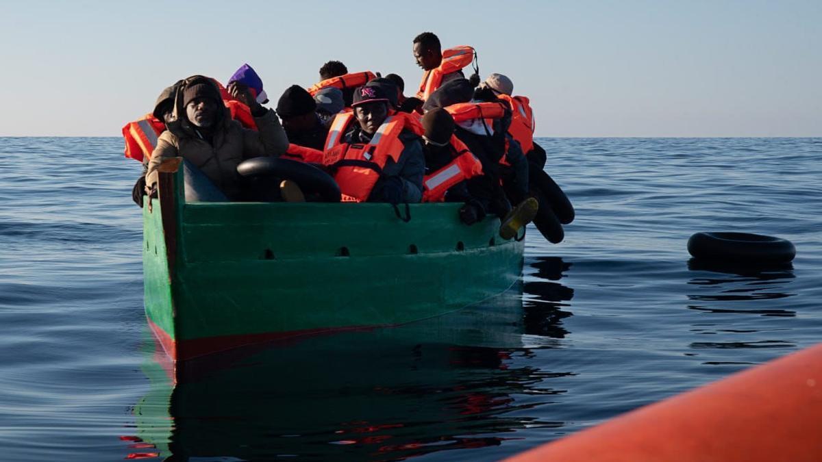 Los náufragos rescatados, ayer, en la rudimentaria embarcación de madera en la que viajaban.