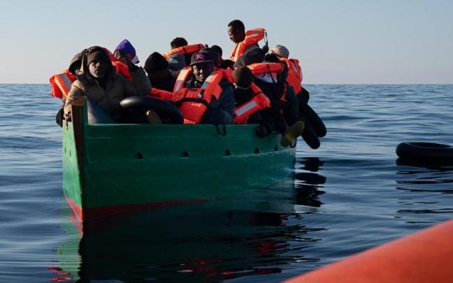 Los náufragos rescatados, ayer, en la rudimentaria embarcación de madera en la que viajaban. Los náufragos rescatados, ayer, en la rudimentaria embarcación de madera en la que viajaban.