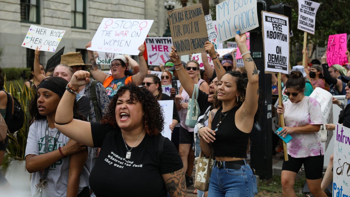 Un grupo de mujeres protesta en Tampa, Florida, a favor del aborto.