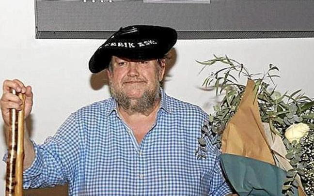 Mikel Zeberio, con la txapela y la makila que le entregaron en recuerdo de esta cena.