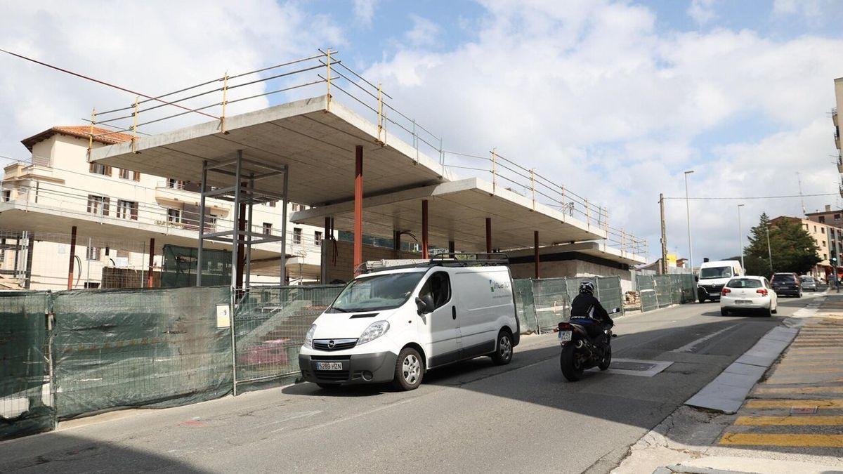 Estación de Renfe de Herrera en obras, con uno de los edificios para pasajeros sin terminar.