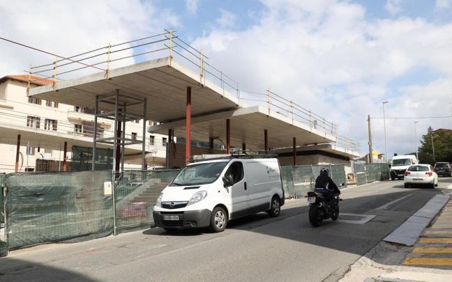 Estación de Renfe de Herrera en obras, con uno de los edificios para pasajeros sin terminar.