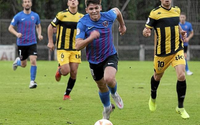 Alex Pérez, jugador del Leioa, conduce el balón por delante de los jarrilleros Aitzol e Ibargoien. | FOTO: SD LEIOA Alex Pérez, jugador del Leioa, conduce el balón por delante de los jarrilleros Aitzol e Ibargoien. | FOTO: SD LEIOA