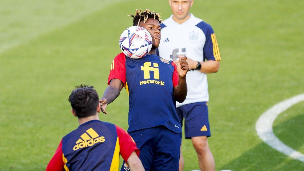 Nico Williams controla el balón en el entrenamiento de este lunes en la Ciudad del Fútbol de Las Rozas