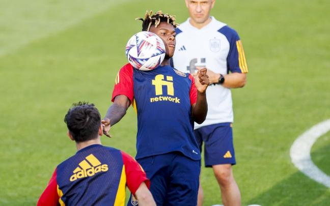 Nico Williams controla el balón en el entrenamiento de este lunes en la Ciudad del Fútbol de Las Rozas