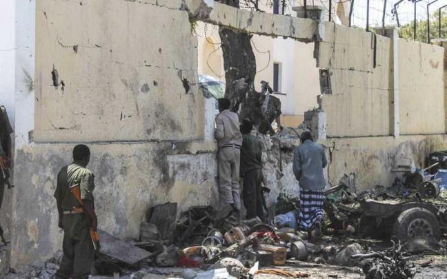Miembros de las Fuerzas de Seguridad somalíes se asoman al interior junto al muro de un edificio gubernamental atacado por yihadistas en Mogdiscio Miembros de las Fuerzas de Seguridad somalíes se asoman al interior junto al muro de un edificio gubernamental atacado por yihadistas en Mogdiscio