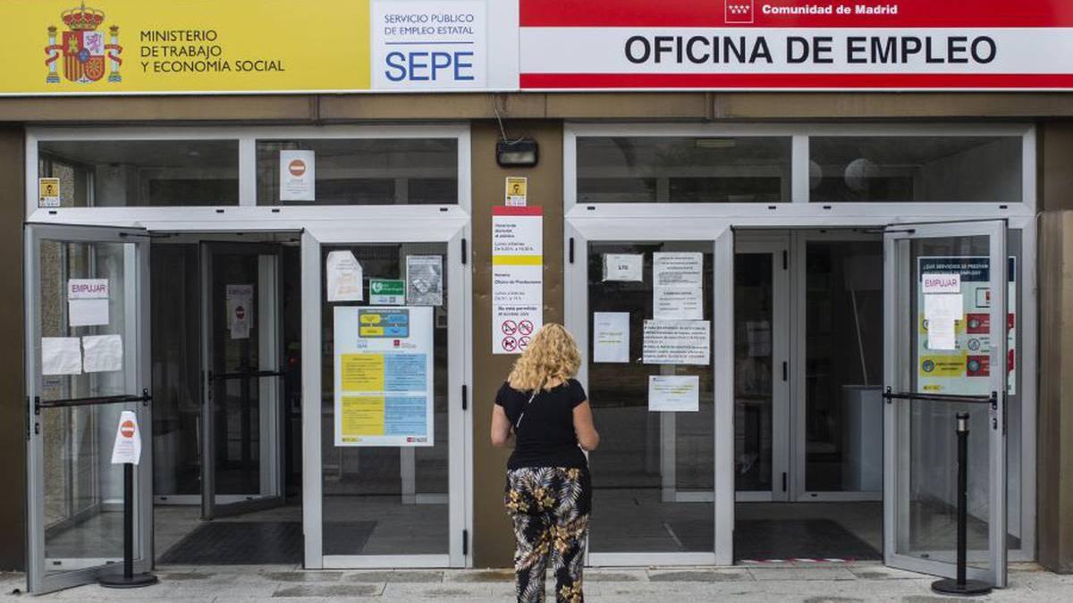 Una mujer, frente a unas oficinas del SEPE en Madrid.