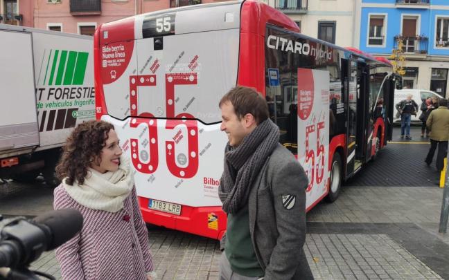 Nora Abete con su compañero en la concejalía de Movilidad, Álvaro Pérez, ante una de las unidades de la nueva línea 55 Nora Abete con su compañero en la concejalía de Movilidad, Álvaro Pérez, ante una de las unidades de la nueva línea 55