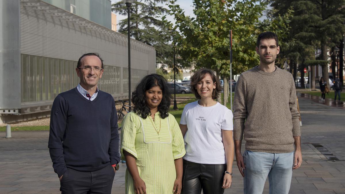 I-D: Iñaki García de Gurtubay (HUN), Mahima Kallingal (UPNA), Cristina Mariscal (HUN) y Adrián Eciolaza (UPNA).