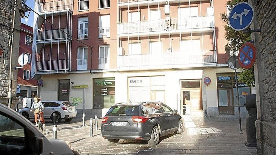 Acceso a la calle San Vicente de Paúl desde San Ildefonso, donde los conductores pueden girar a la derecha o a la izquierda. | FOTO: JOSU CHAVARRI