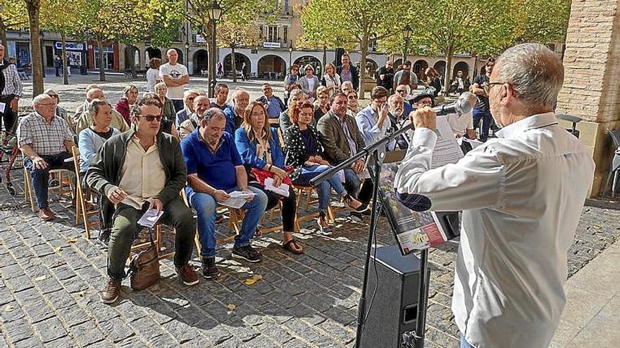 Momento del homenaje a Jon Oria. | FOTO: DIARIO DE NOTICIAS