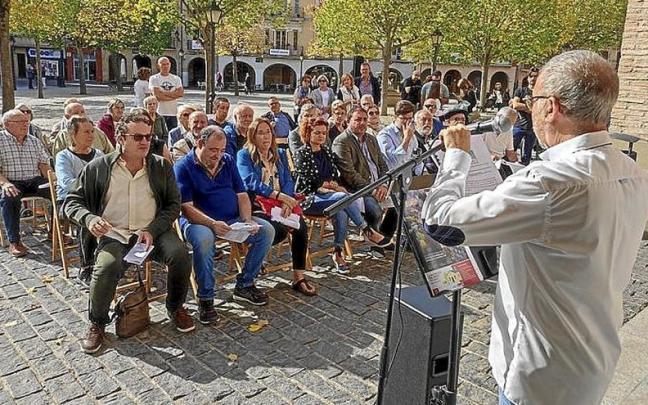 Momento del homenaje a Jon Oria. | FOTO: DIARIO DE NOTICIAS