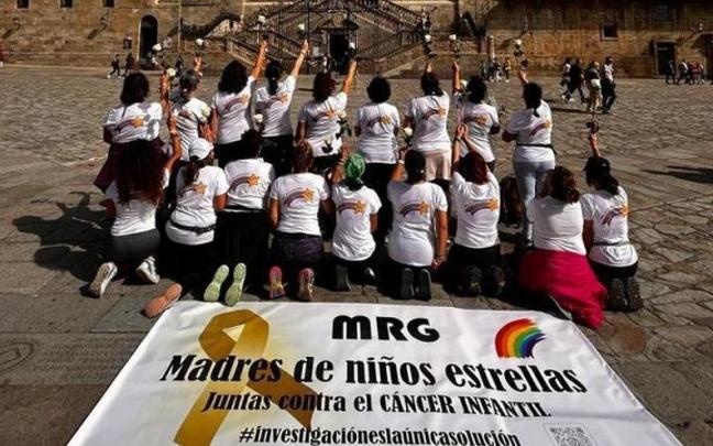 Las madres alzaron rosas blancas al llegar a Santiago. Las madres alzaron rosas blancas al llegar a Santiago.