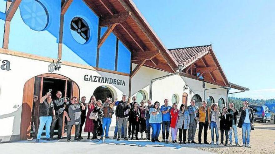 Agentes turísticos y políticos de la comarca de Aiaraldea brindando con txakoli en la quesería Soloitza de Respaldiza (Ayala)