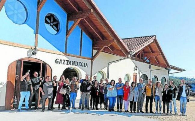 Agentes turísticos y políticos de la comarca de Aiaraldea brindando con txakoli en la quesería Soloitza de Respaldiza (Ayala)