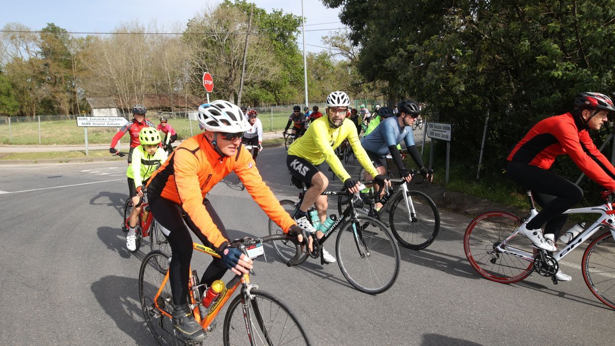 Varios aficionados andan en bicicleta por el Txorierri