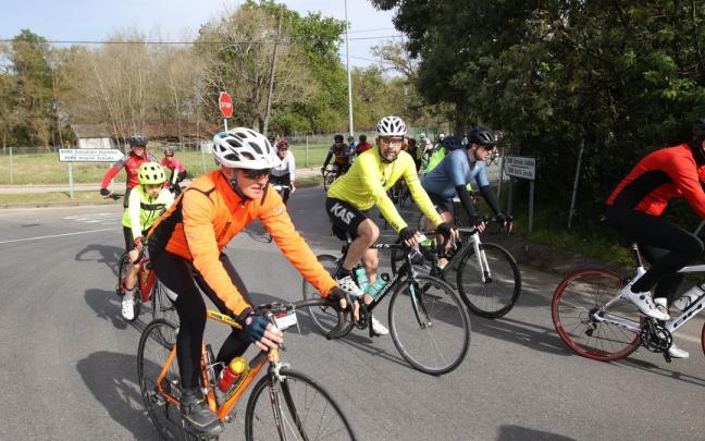 Varios aficionados andan en bicicleta por el Txorierri Varios aficionados andan en bicicleta por el Txorierri