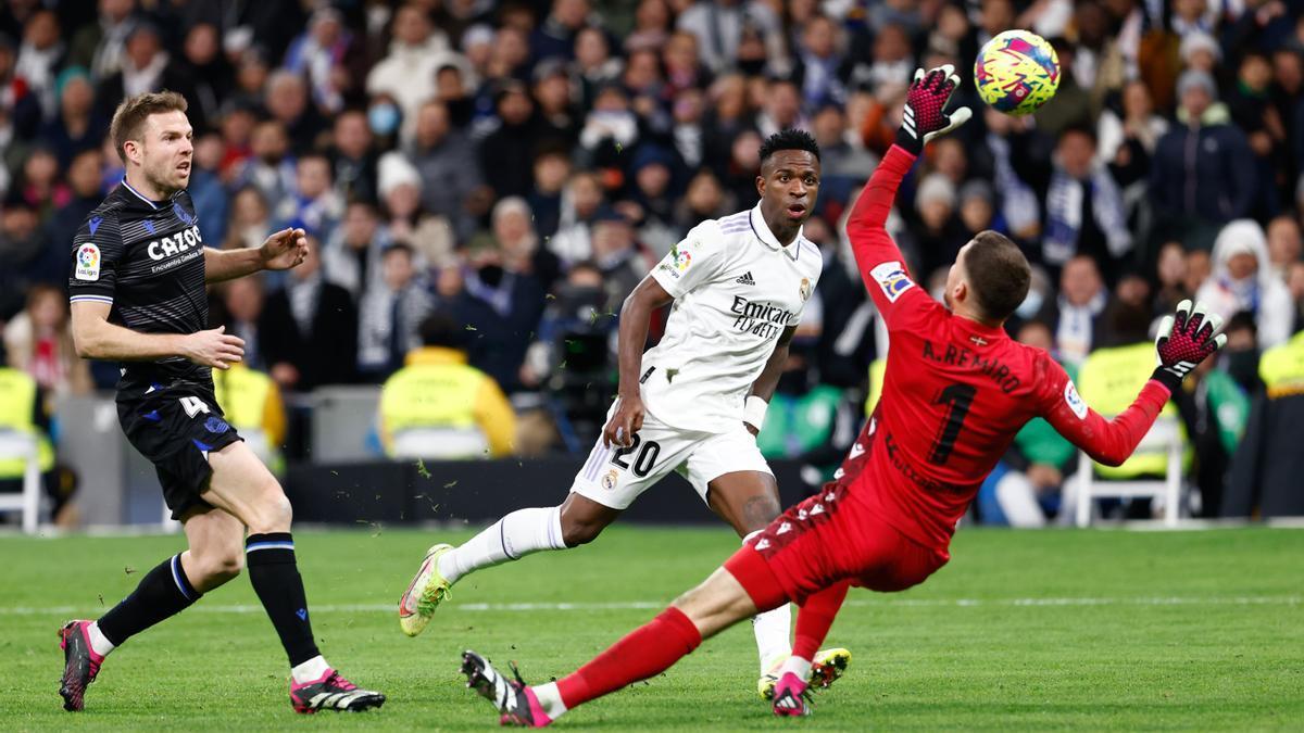 Remiro despeja un disparo de Vinicius.