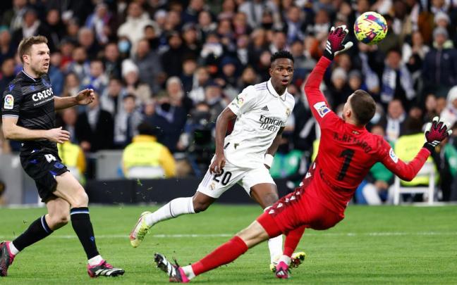 Remiro despeja un disparo de Vinicius.