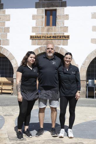 Lorena Sánchez, José Miguel Pardo y Susana Sánchez posan delante de la fachada de la posada de Beruete.