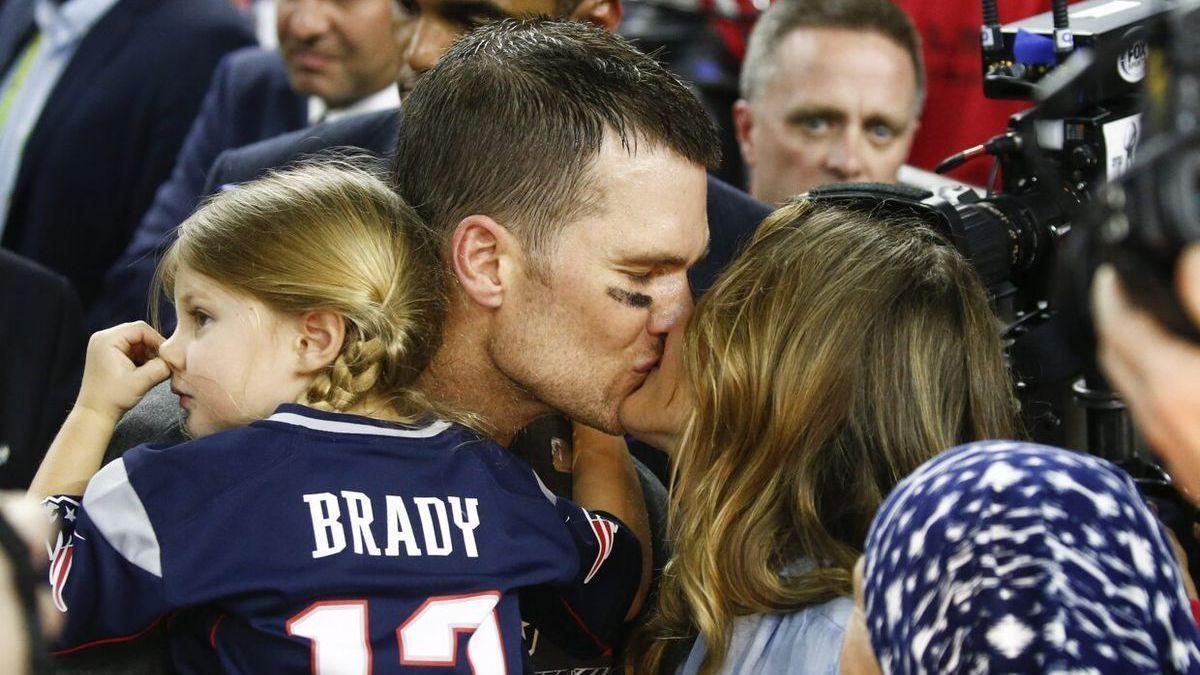 Brady y Bündchen se besan después de un final de la Super Bowl.