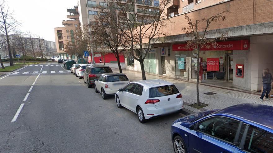 Vista de la calle Ermitagaña de Pamplona. A la derecha, la sucursal del Santander atracada.