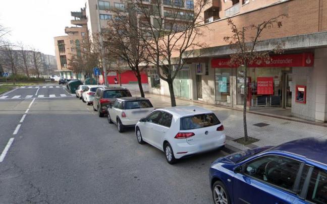Vista de la calle Ermitagaña de Pamplona. A la derecha, la sucursal del Santander atracada. Vista de la calle Ermitagaña de Pamplona. A la derecha, la sucursal del Santander atracada.