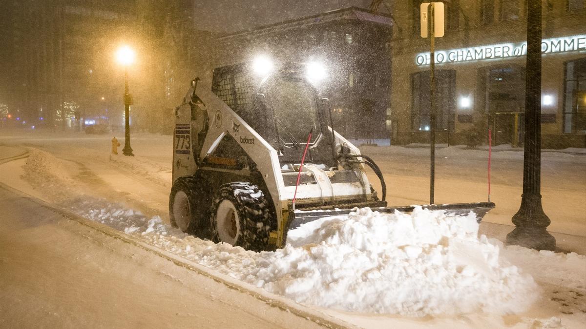 Una máquina retira nieve en Columbus, Ohio.