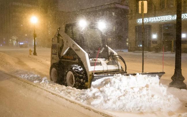 Una m&aacute;quina retira nieve en Columbus, Ohio.