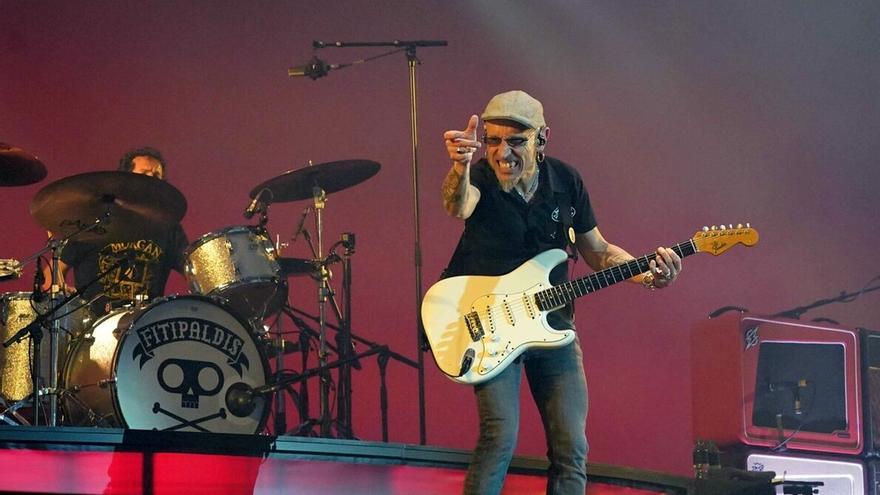 Fito y Fitipaldis, durante el concierto que ofrecieron en San Mamés.