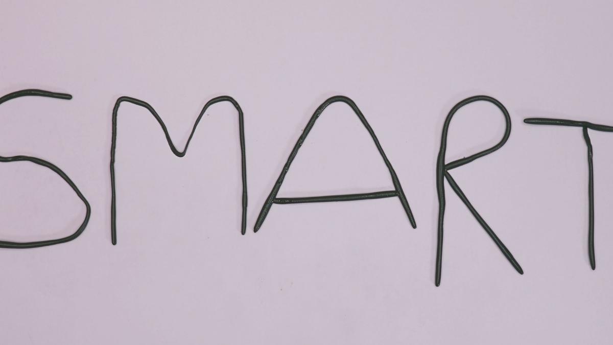 Filamento unidimensional convertido en diferentes letras.