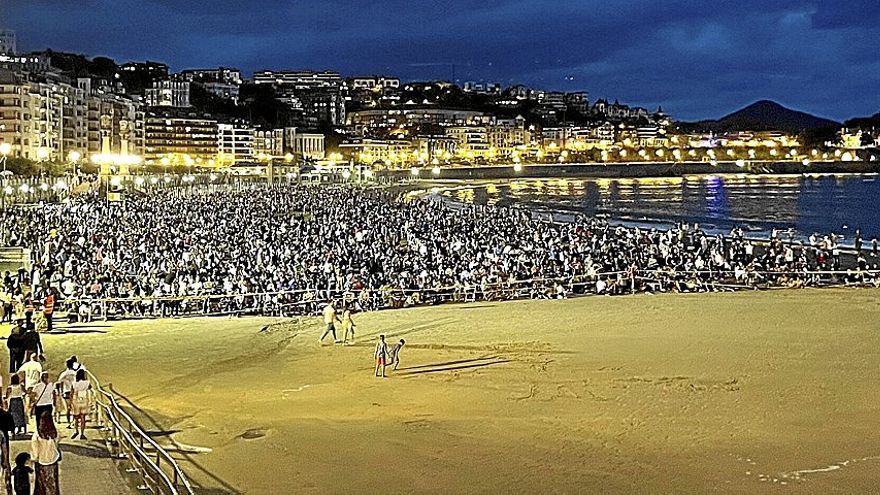 Donostiarras y visitantes siguen secundando de forma masiva la llamada de los fuegos artificiales. | FOTO: JAVI COLMENERO