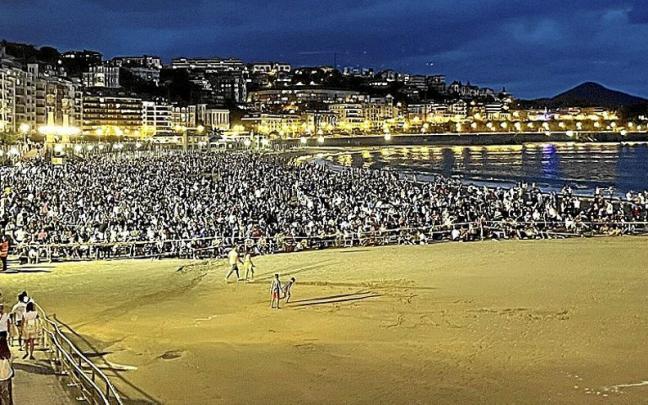 Donostiarras y visitantes siguen secundando de forma masiva la llamada de los fuegos artificiales. | FOTO: JAVI COLMENERO Donostiarras y visitantes siguen secundando de forma masiva la llamada de los fuegos artificiales. | FOTO: JAVI COLMENERO