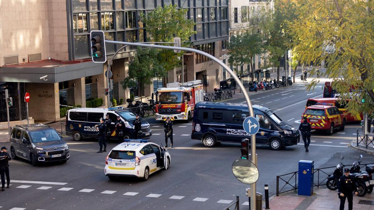 Dispositivo policial en las inmediaciones de la Embajada de EEUU en Madrid donde se ha recibido uno de los paquetes con explosivos.