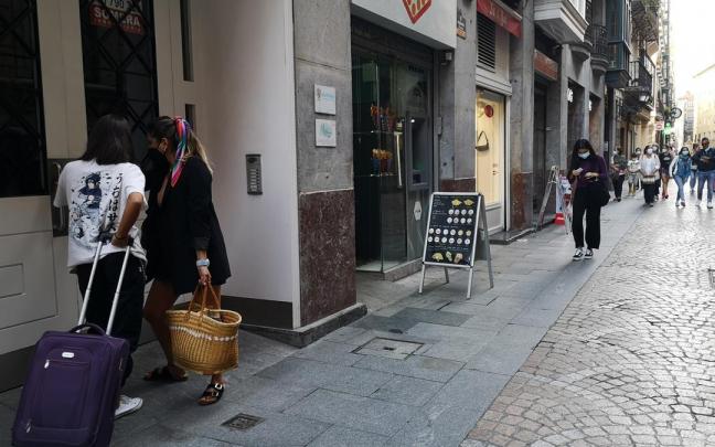 Dos jóvenes acceden a un piso turístico. Dos jóvenes acceden a un piso turístico.