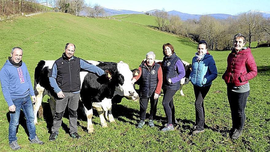 Foto de familia de la plantilla de Jauregia Esnekiak, con Aitor y Mikel Azkarate, María Ángeles Jaimerena, Maider Azkarate, Igone Oteitza y Ana Elizegi, junto a la vaca ‘Dora’.