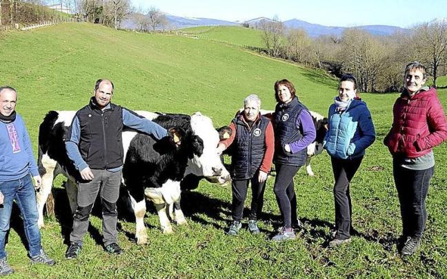 Foto de familia de la plantilla de Jauregia Esnekiak, con Aitor y Mikel Azkarate, María Ángeles Jaimerena, Maider Azkarate, Igone Oteitza y Ana Elizegi, junto a la vaca ‘Dora’. Foto de familia de la plantilla de Jauregia Esnekiak, con Aitor y Mikel Azkarate, María Ángeles Jaimerena, Maider Azkarate, Igone Oteitza y Ana Elizegi, junto a la vaca ‘Dora’.