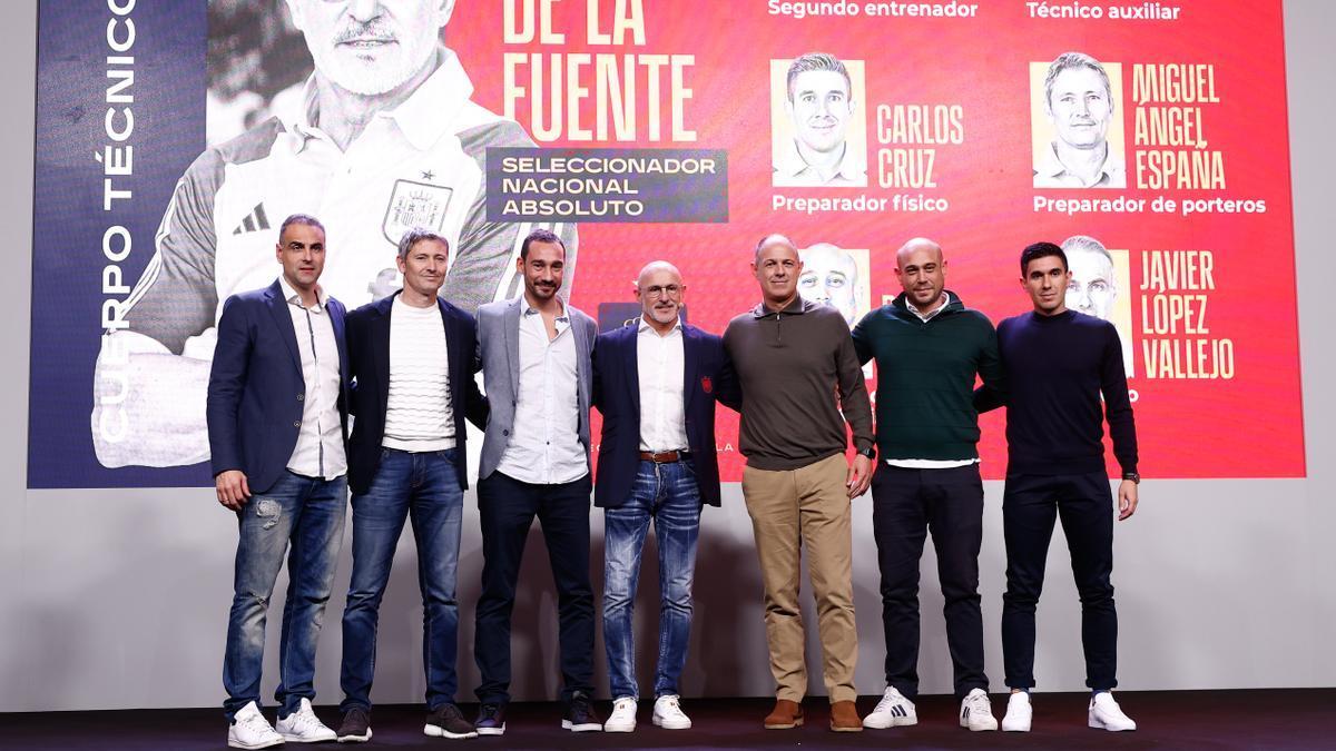 Luis de la Fuente y su staff, con López Vallejo el primero por la izquierda