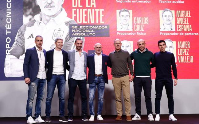 Luis de la Fuente y su staff, con López Vallejo el primero por la izquierda Luis de la Fuente y su staff, con López Vallejo el primero por la izquierda