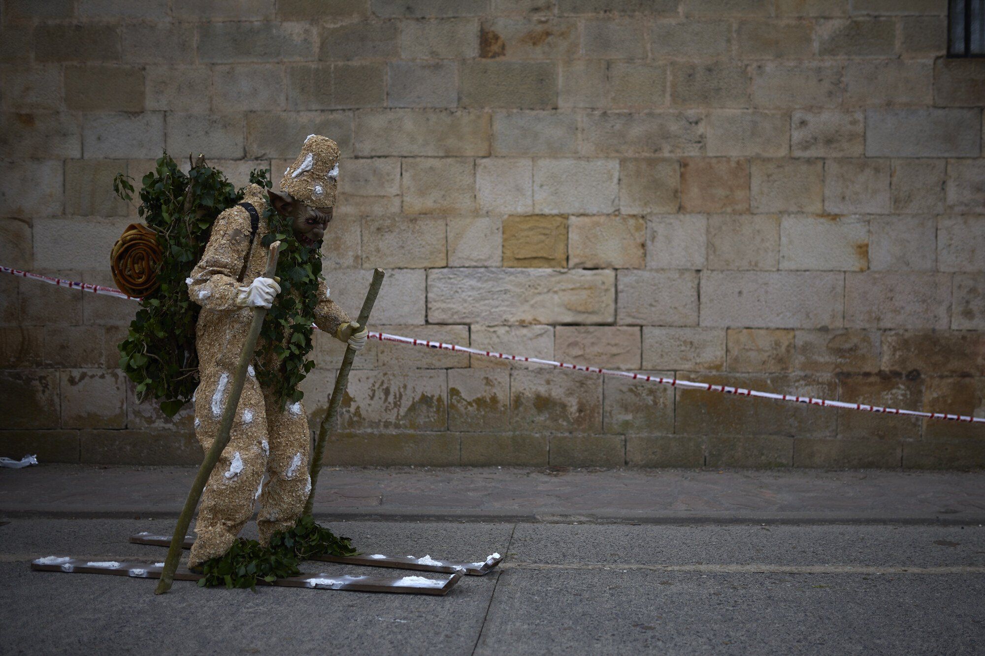 Aunque la nieve no llegó a la plaza, un mozorro aprovechó la jornada para esquiar.