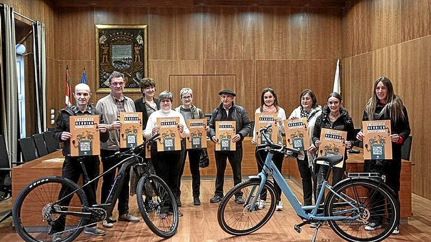 Representantes municipales y de los comercios con las bicis. | FOTO: UDALA